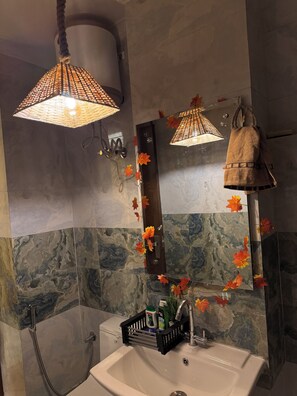 Superior Apartment, Pets Allowed, Garden View | Bathroom