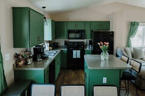 Kjøleskap, mikrobølgeovn, ovn og kokeplater