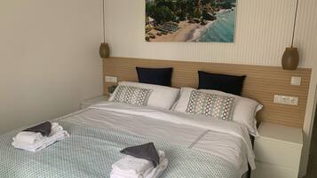 2 sovrum, vÀrdeförvaringsskÄp pÄ rummet och skrivbord