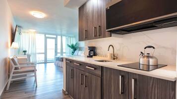 Refrigerador, microondas, parrilla de estufa y cafetera y tetera