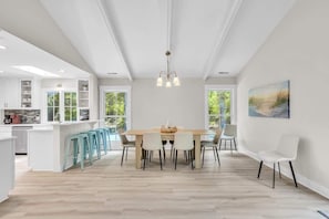Dining - 14 E. Garrison Place - Sea Pines - Walk to Beach (Hilton Head Island)