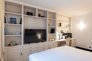Standard Double or Twin Room | In-room safe, desk, blackout drapes, free WiFi - Palazzo Porta Picta (Bergamo)