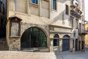 A building with a sign reading "Mercato delle Scarpette" and "Biblioteca" indicating a market and library. - Palazzo Porta Picta (Bergamo)