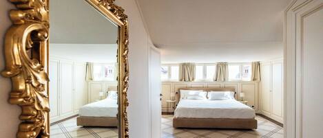 Familiesuite | Safe på rommet, skrivebord, blendingsgardiner og wi-fi (inkludert)