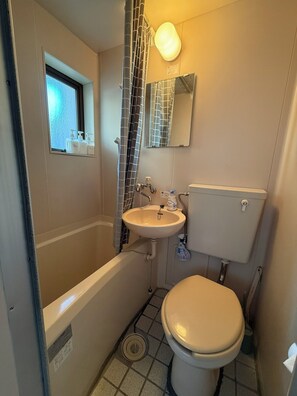 مستلزمات للعناية الشخصية صديقة للبيئة، مجففات شعر، مناشف، صابون