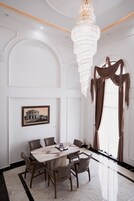 Basic Apartment | Ruang tamu | 32 inci televisyen dengan kabel 