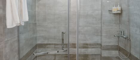 Habitación doble estándar | Baño | Tina y regadera independientes y amenidades de baño gratuitas