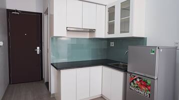 Kamar Double Deluks | Dapur pribadi | Lemari es besar, microwave, dan peralatan masak/sendok-piring