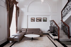 Basic Apartment | Ruang tamu | 32 inci televisyen dengan kabel 