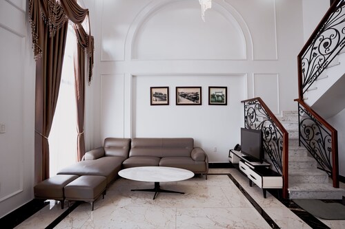 The Eastern Hotel & Apartment