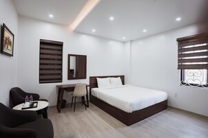 Escritorio y espacio para trabajar con laptop 