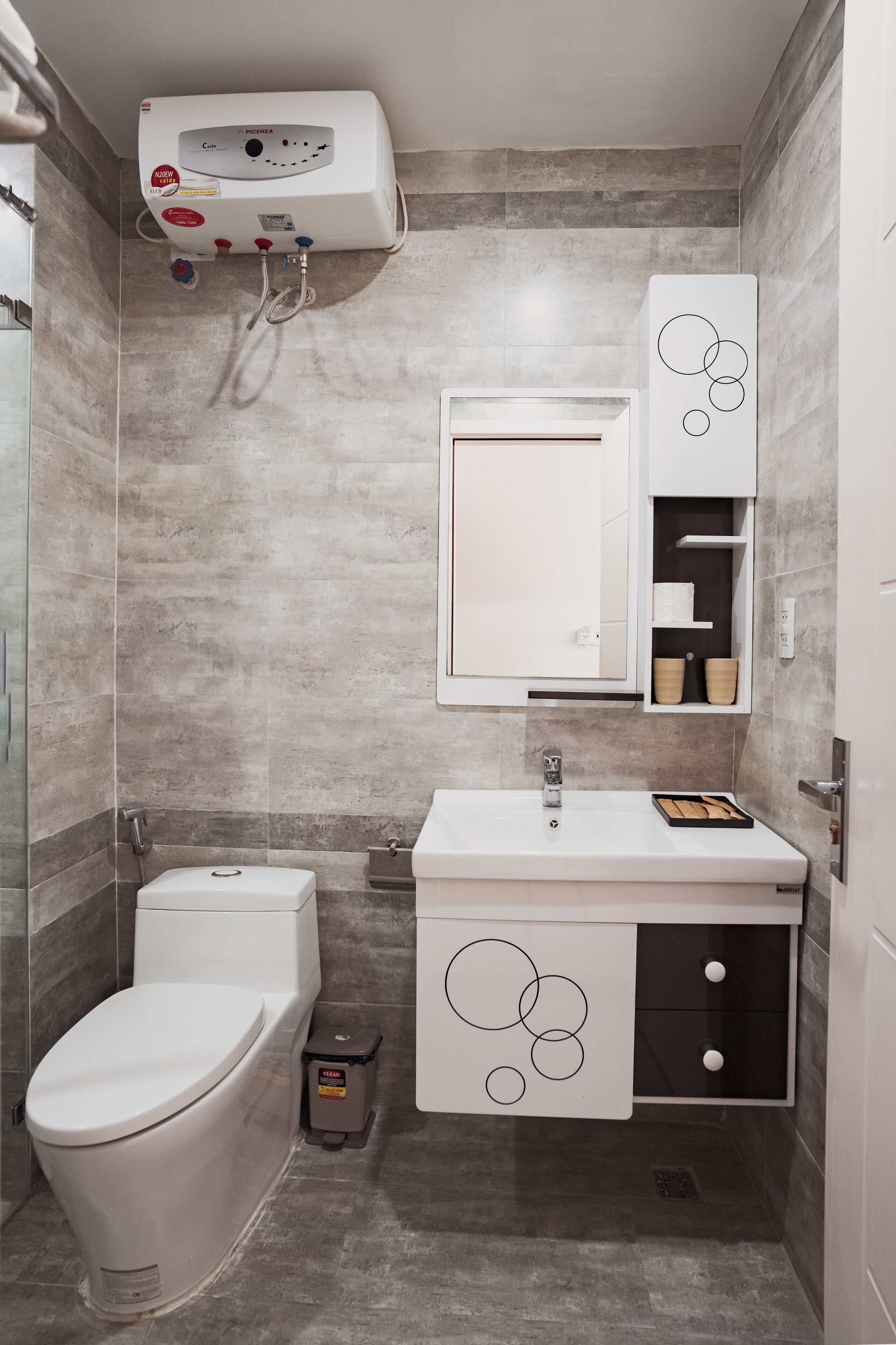 Un baño moderno con inodoro, lavabo y ducha.