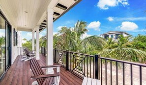 Terrace/patio - Swanky Bubbles- Luxury 9 bedroom close to beach with views- Large pool and spa! (Holmes Beach)