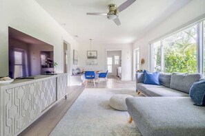 TV - Sun-filled cottage w/ pool, walk to beach (Sarasota)