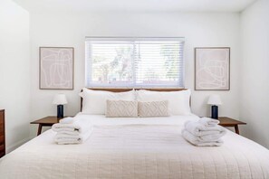 3 bedrooms, iron/ironing board, travel crib, WiFi - Sun-filled cottage w/ pool, walk to beach (Sarasota)