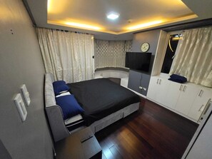 2 bedrooms, desk, iron/ironing board, travel cot