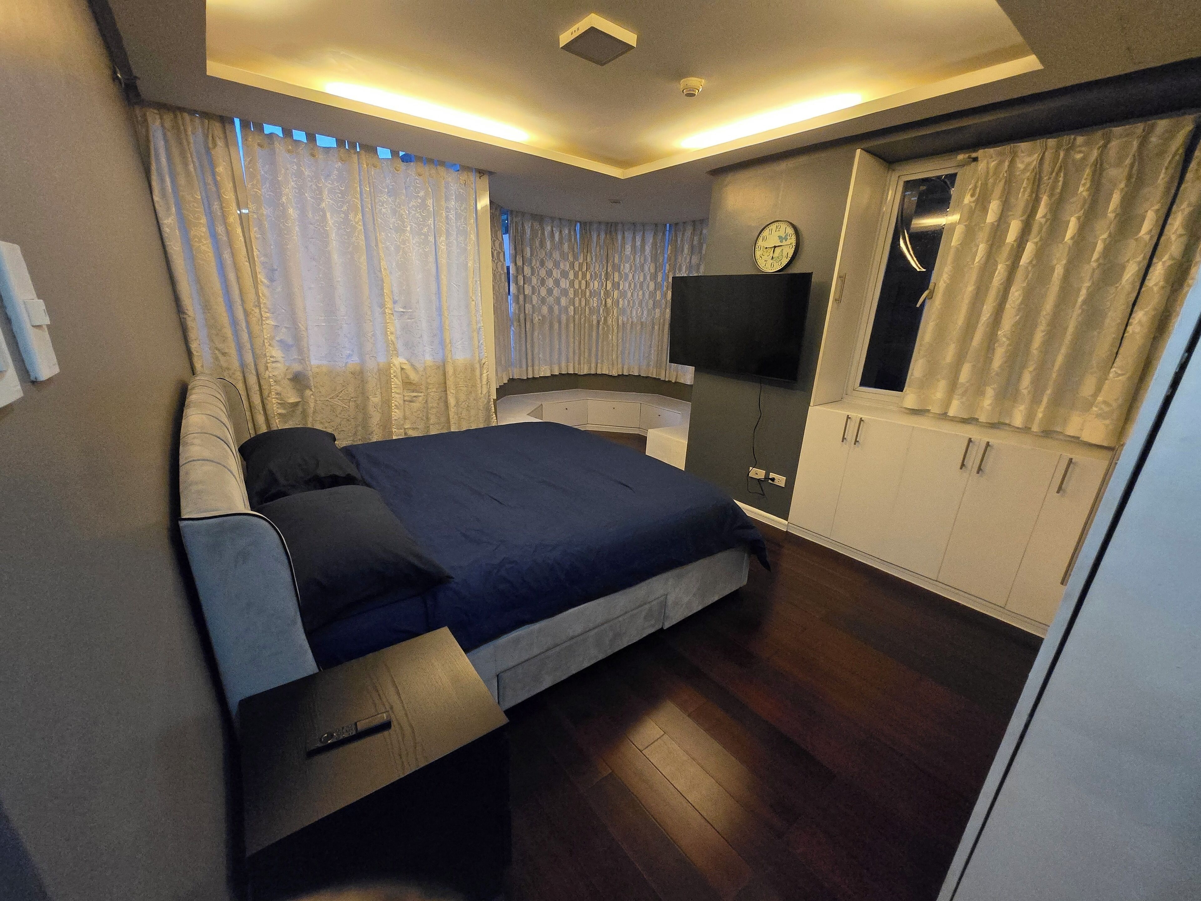 2 bedrooms, desk, iron/ironing board, travel crib