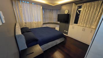 2 bedrooms, desk, iron/ironing board, travel crib