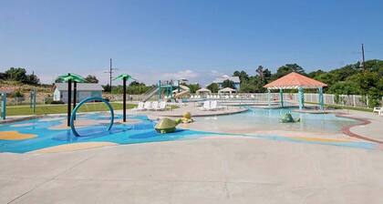 Centrally located townhome w/ a resort-style community pool & gorgeous sunsets!