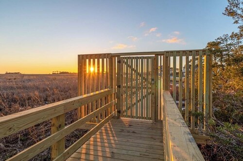 Centrally located townhome w/ a resort-style community pool & gorgeous sunsets!