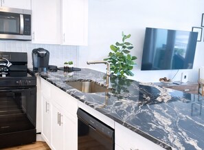 Frigorífico, microondas, horno y placa de cocina