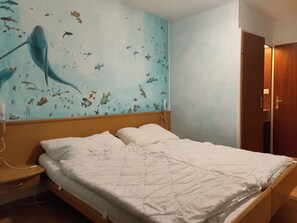 Eenvoudige tweepersoonskamer | Een bureau, gratis wifi