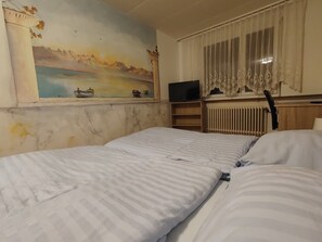 Eenvoudige tweepersoonskamer | Een bureau, gratis wifi