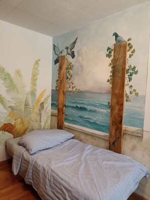 Eenvoudige eenpersoonskamer, uitzicht op de stad | Een bureau, gratis wifi