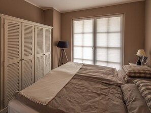 3 bedrooms, desk, iron/ironing board, travel cot