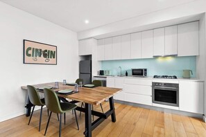 Fridge, microwave, oven, stovetop - Central charming 2 beds with balcony & aircon (Surry Hills)