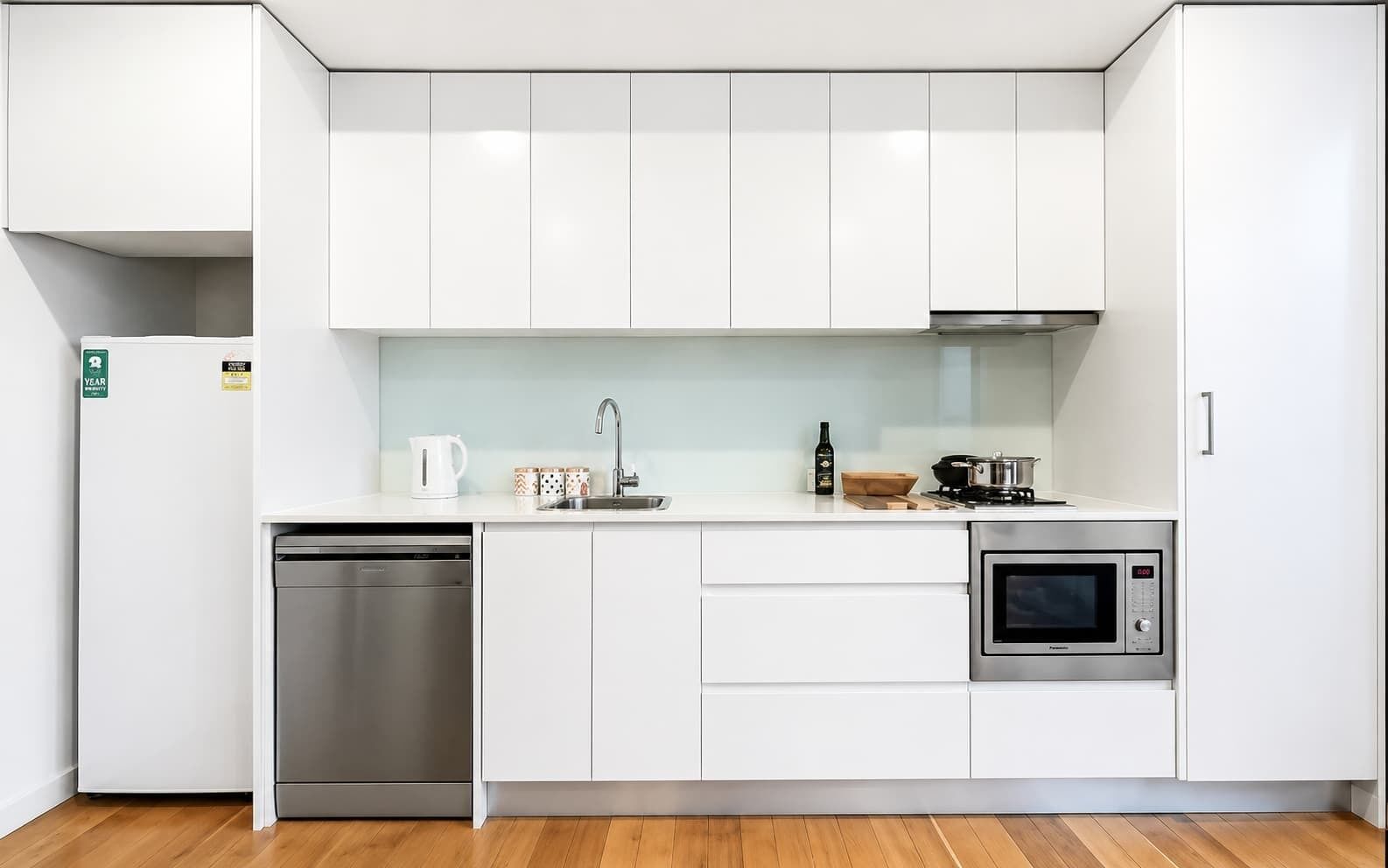 Coffee/tea maker, fridge, microwave, oven