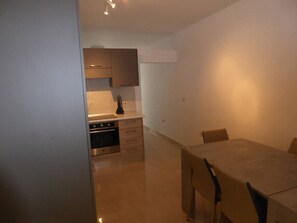 Apartment, 1 Bedroom, Accessible, Smoking | Dining room