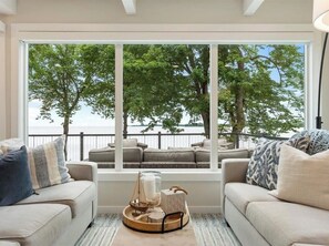 Smart-tv, een open haard en boeken