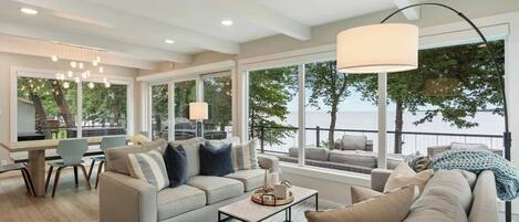 Een smart-tv, een open haard en boeken