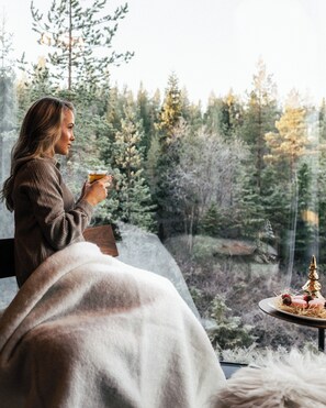 Deluxe Suite, Balcony, Hill View | Premium bedding, in-room safe, laptop workspace, blackout drapes - SkyView Igloo Resort (Rovaniemi)