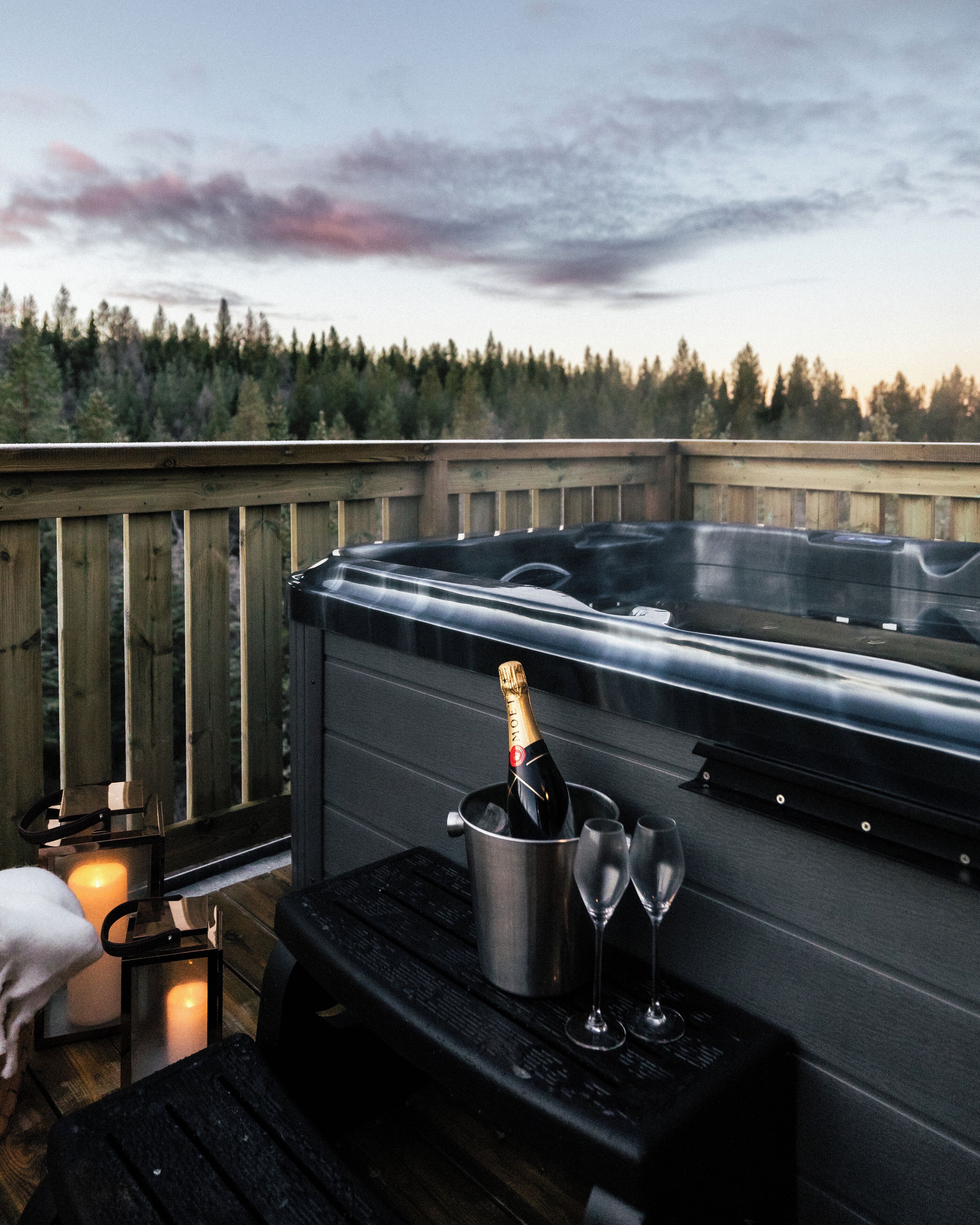 Deluxe-Suite, Balkon, Hügelblick | Whirlwanne