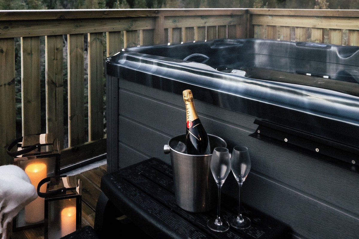 Deluxe-Suite, Balkon, Hügelblick | Whirlwanne