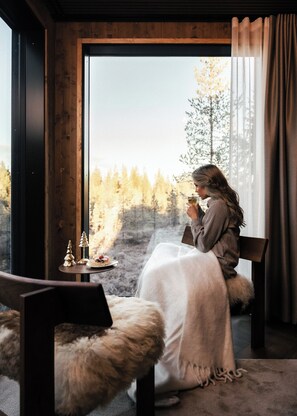 Deluxe-Suite, Balkon, Hügelblick | Hochwertige Bettwaren, Zimmersafe, laptopgeeigneter Arbeitsplatz