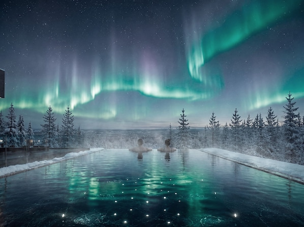 Ein Außenpool mit Infinity-Kante und Blick auf das Nordlicht.
