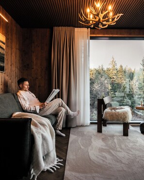 Suite Deluxe, balcone, vista collina | Biancheria da letto di alta qualità, una cassaforte in camera