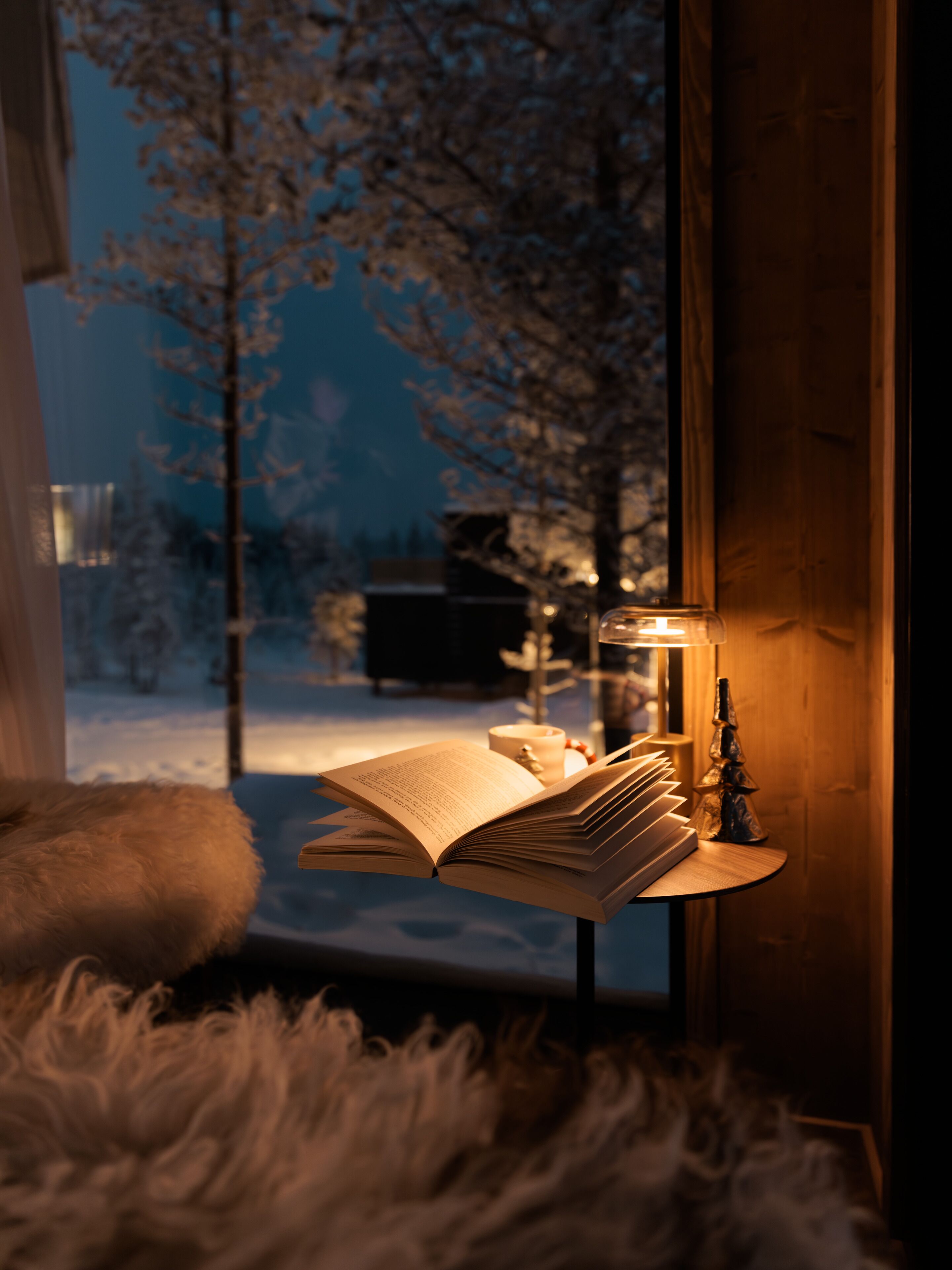 Suite Deluxe, balcón, vista a la colina | Área de sala de estar | Smart TV de 43 pulgadas con canales vía satélite 