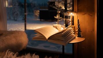 Suite Deluxe, balcón, vista a la colina | Área de sala de estar | Smart TV de 43 pulgadas con canales vía satélite