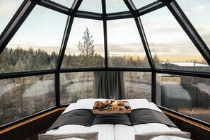 Deluxe-Suite, Balkon, Hügelblick | Hochwertige Bettwaren, Daunenbettdecken, Pillowtop-Betten, Minibar