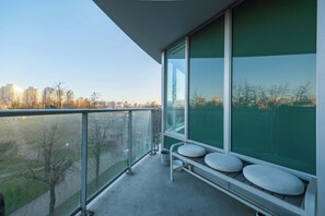 Property grounds - Central Luxury Apartment with Pool, Jacuzzi & Sauna (Vancouver)
