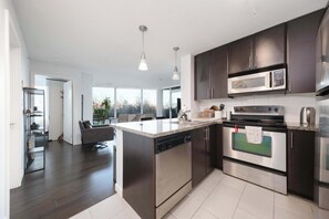 Fridge, microwave, oven, stovetop - Luxury Apartment in Walk Score Paradise with Pool, Jacuzzi & Sauna (Vancouver)