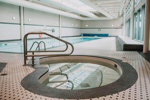 من حمّامات السباحة المغطاة