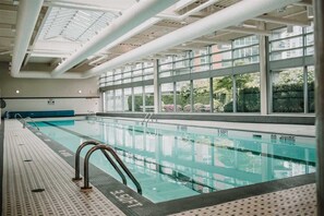 Indoor pool - Luxury Apartment in Walk Score Paradise with Pool, Jacuzzi & Sauna (Vancouver)