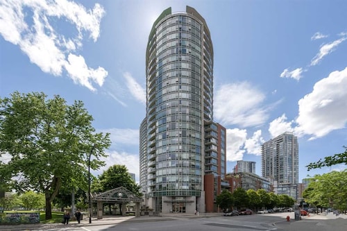 Central Luxury Apartment with Pool, Jacuzzi & Sauna