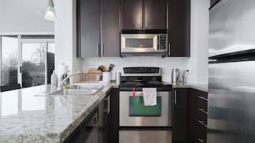 Réfrigérateur, micro-ondes, four, plaque de cuisson