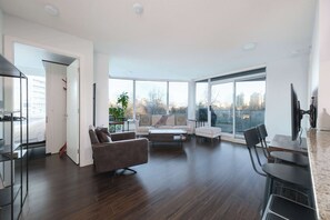 TV, offices - Central Luxury Apartment with Pool, Jacuzzi & Sauna (Vancouver)